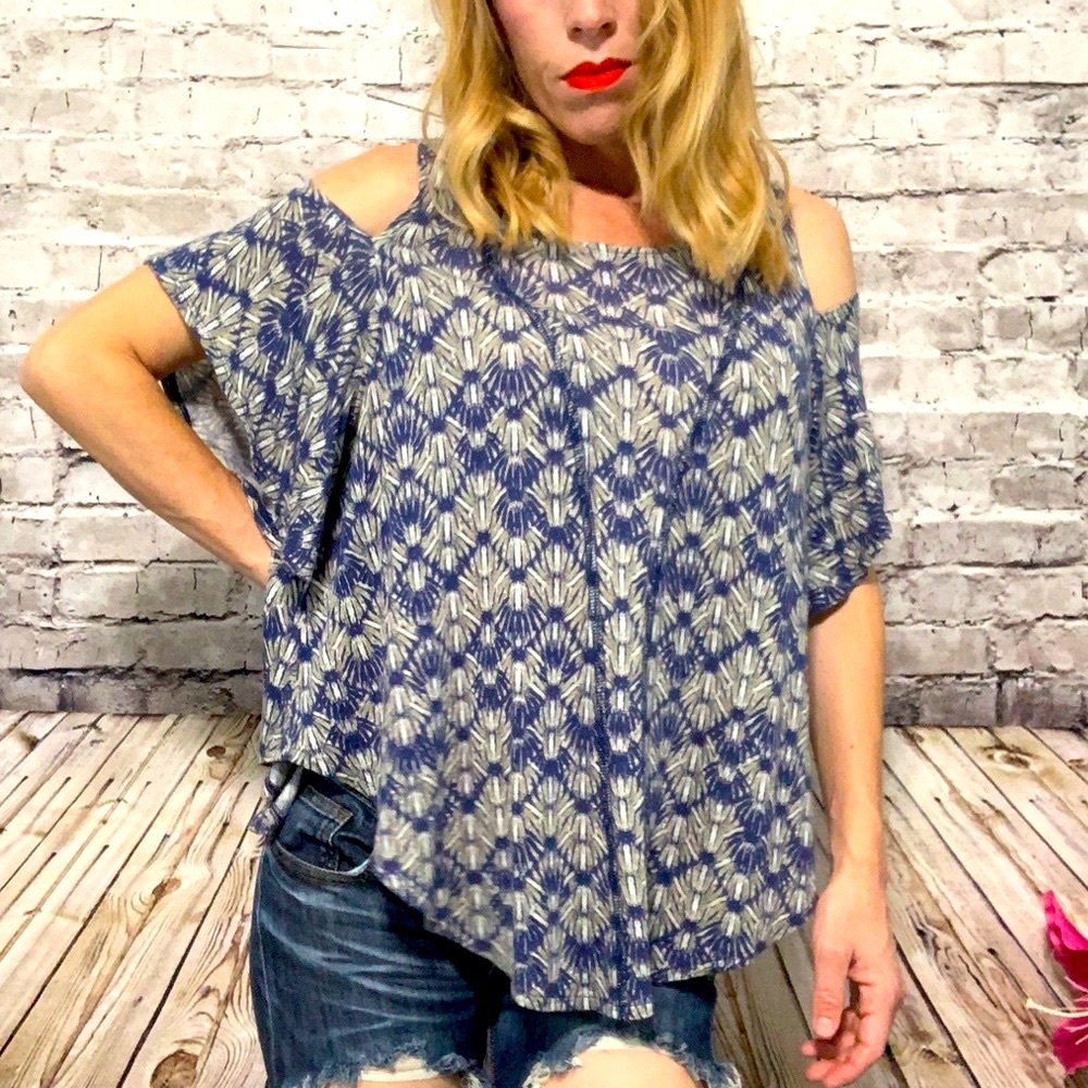 ‼️FREE PEOPLE Cold Shoulder loose fit top XS‼️